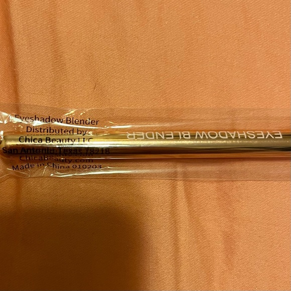 CHICA BEAUTY Eyeshadow Blender Brush - Picture 3 of 3